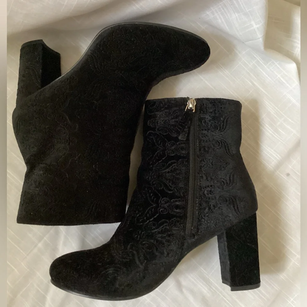 DIBA paisley embossed velvet ankle boots Sz 9.5 black EUC Danica boot